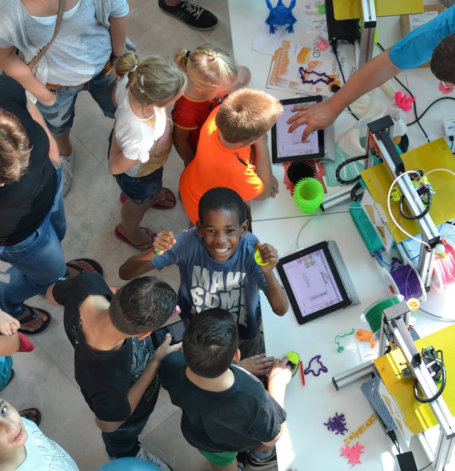 Kinderen aan het 3D printen, foto bibliolab lelystad